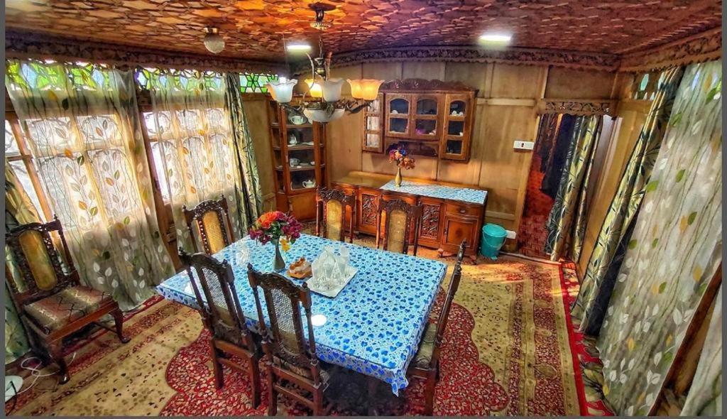 Hôtel The Heritage Safina Group Of Houseboats à Srīnagar Extérieur photo