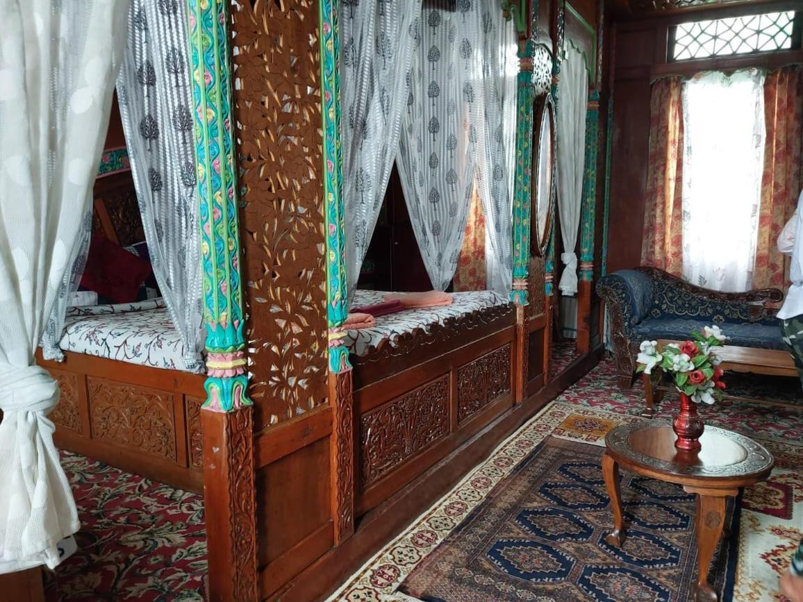 Hôtel The Heritage Safina Group Of Houseboats à Srīnagar Extérieur photo